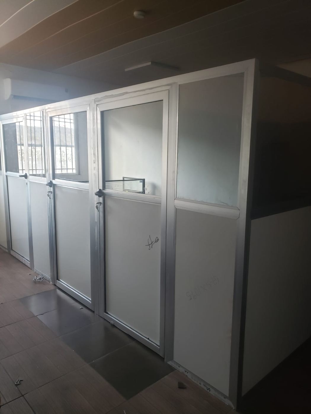 Aluminium-framed office partition doors