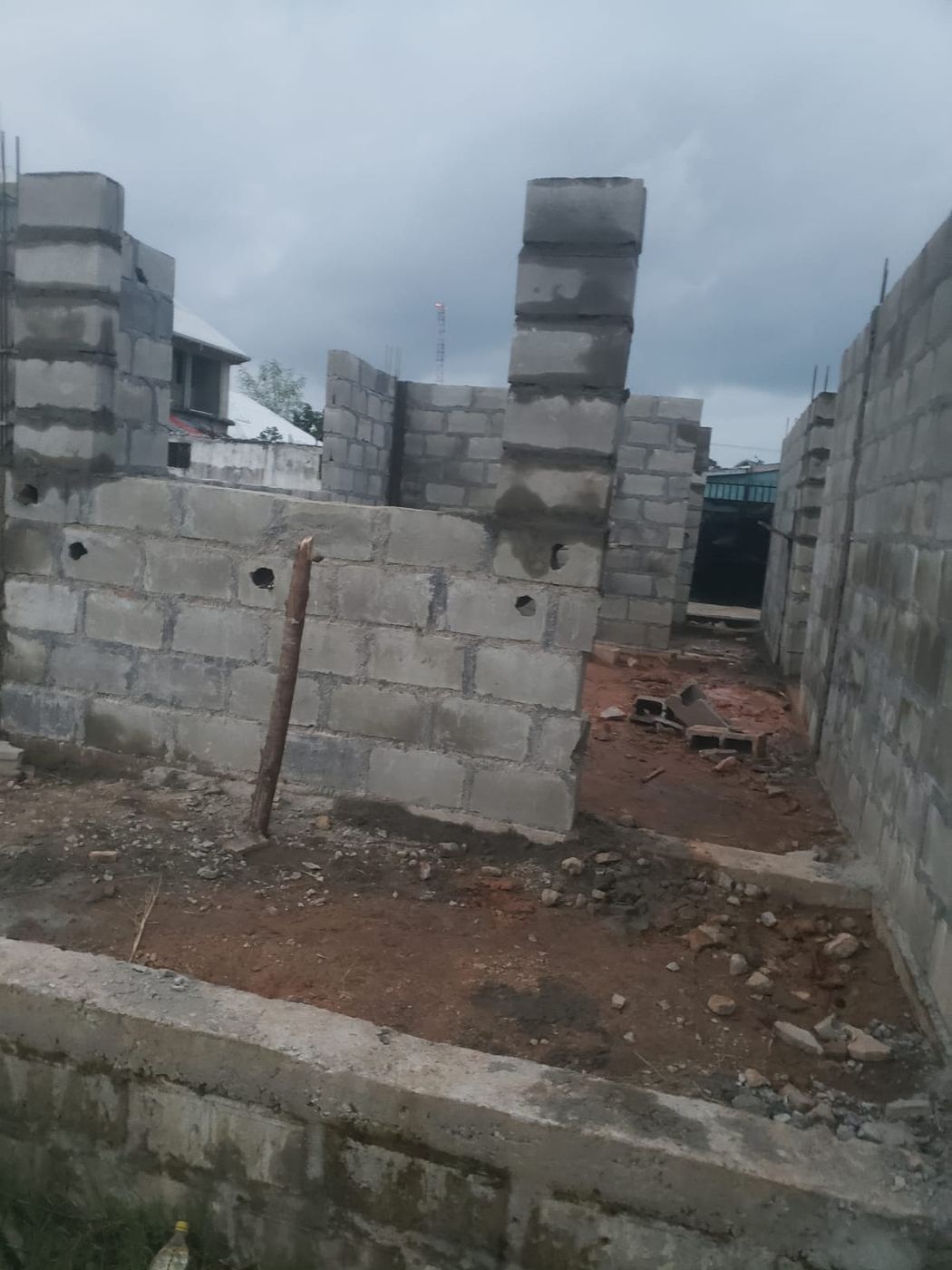 Block wall corner with reinforced concrete column