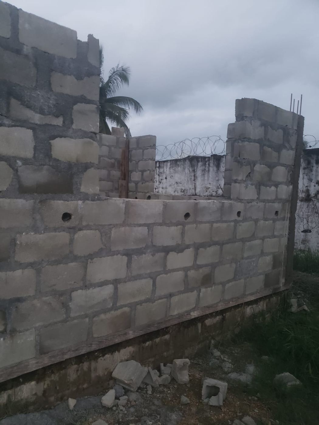 Block wall construction with exposed rebar columns